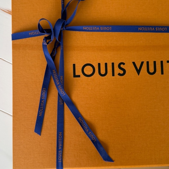 Louis Vuitton Neverfull Gift Set: Box, Shopping Bag, Dust Bag & Ribbon in Excell - Picture 5 of 5